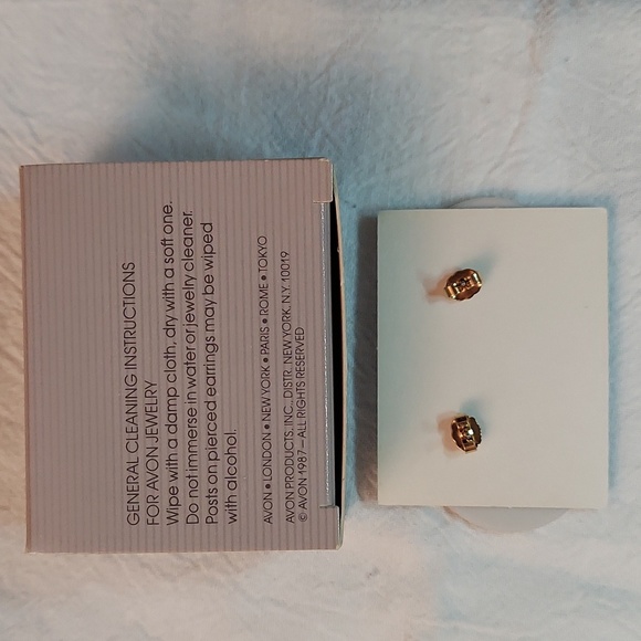 Avon porcelain expressions pierced earrings - Picture 2 of 2